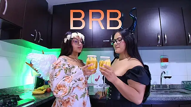 Snapshot of Lilith_and_Khloe chatting on 11/04/25, 11:25 Lilith and Khloe online show from 11/04/25, 11:25