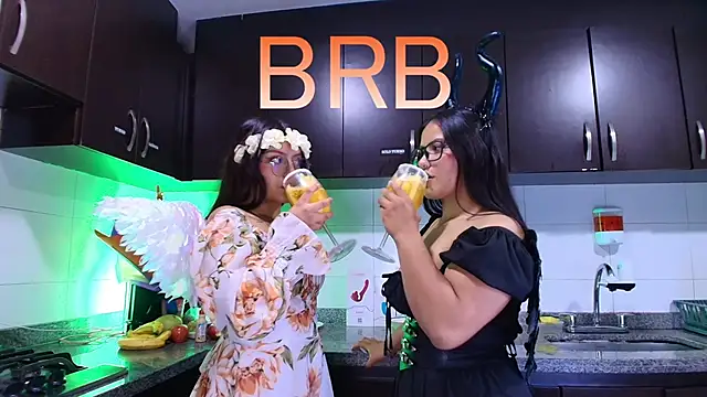 Snapshot of Lilith_and_Khloe chatting on 11/02/25, 11:48 Lilith and Khloe online show from 11/02/25, 11:48