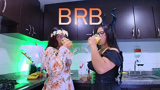 Snapshot of Lilith_and_Khloe chatting on 11/11/25, 11:27 Lilith and Khloe online show from 11/11/25, 11:27