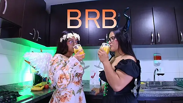 Snapshot of Lilith_and_Khloe chatting on 11/12/25, 11:25 Lilith and Khloe online show from 11/12/25, 11:25