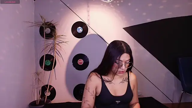 Snapshot of Lilith_and_Khloe chatting on 11/09/25, 11:25 Lilith and Khloe online show from 11/09/25, 11:25