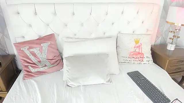 Snapshot of MeganStar__ chatting on 10/10/25, 12:06 MeganStar online show from 10/10/25, 12:06