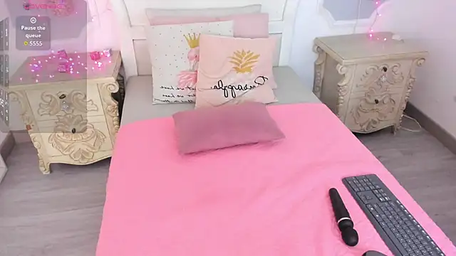 Snapshot of MeganStar__ chatting on 11/29/25, 12:05 MeganStar online show from 11/29/25, 12:05