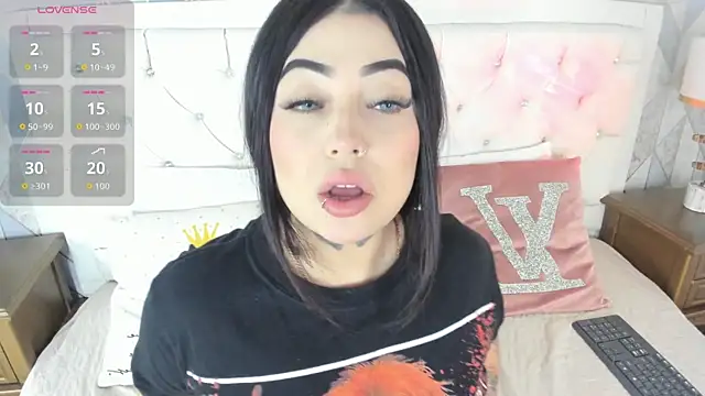 Snapshot of MeganStar__ chatting on 10/11/25, 11:55 MeganStar online show from 10/11/25, 11:55