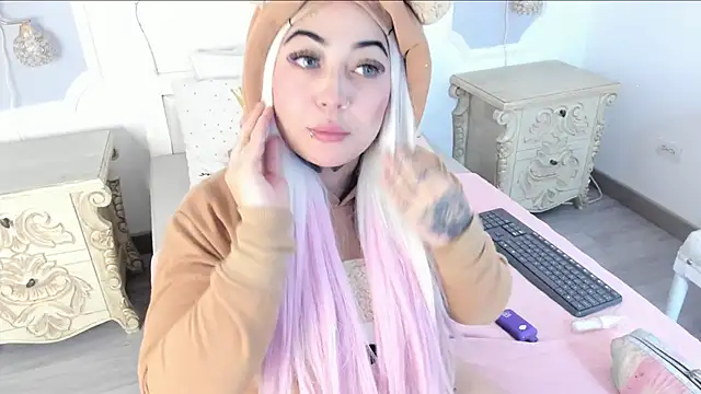 Snapshot of MeganStar__ chatting on 10/18/25, 12:07 MeganStar online show from 10/18/25, 12:07