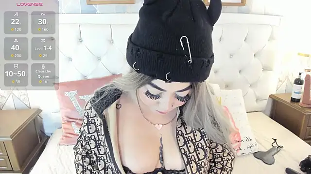 Snapshot of MeganStar__ chatting on 09/24/25, 12:33 MeganStar online show from 09/24/25, 12:33