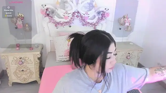 Snapshot of MeganStar__ chatting on 11/22/25, 12:04 MeganStar online show from 11/22/25, 12:04