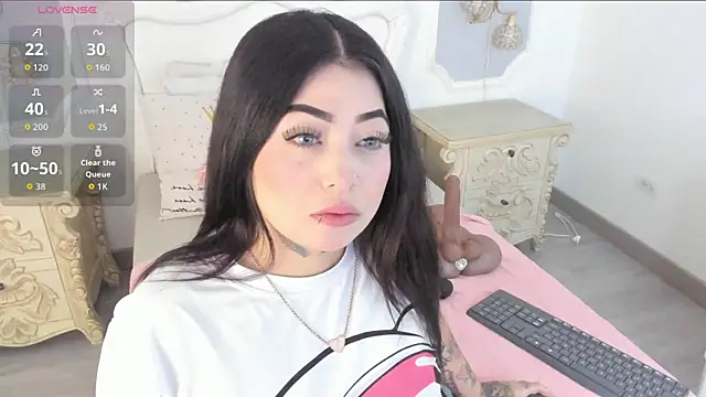 Snapshot of MeganStar__ chatting on 11/04/25, 11:58 MeganStar online show from 11/04/25, 11:58