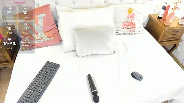 Snapshot of MeganStar__ chatting on 10/02/25, 11:57 MeganStar online show from 10/02/25, 11:57