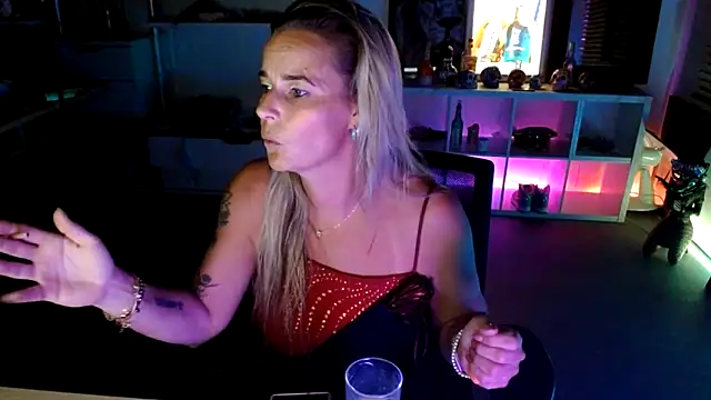 Mrs-Aurora online show from 10/05/25, 08:10