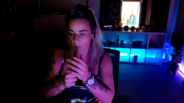 Mrs-Aurora online show from 10/11/25, 09:27