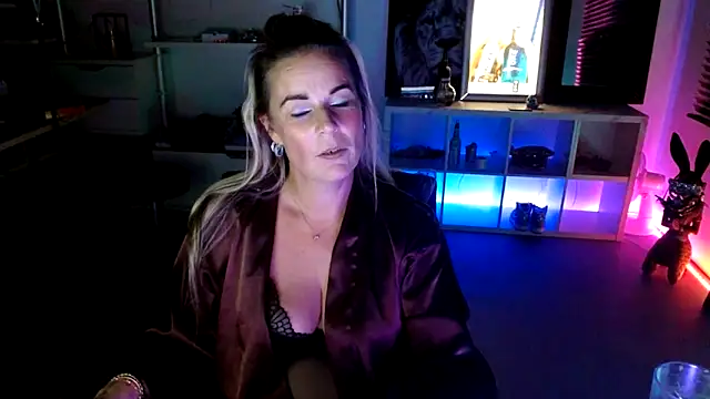 Mrs-Aurora online show from 10/18/25, 08:44