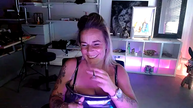 Mrs-Aurora online show from 10/17/25, 02:41