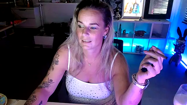 Mrs-Aurora online show from 10/15/25, 12:57