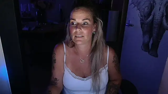 Snapshot of Mrs-Aurora chatting on 07/05/26, 10:27 Mrs-Aurora online show from 07/05/26, 10:27