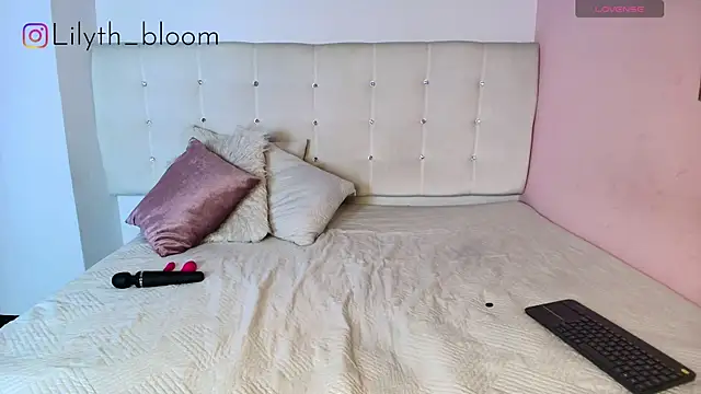 lilyth bloom online show from 05/13/26, 12:45