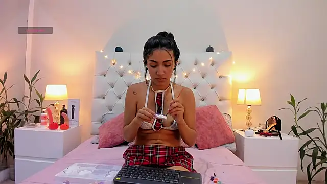 Snapshot of Perla_Giraldo chatting on 10/16/25, 04:10 Perla Giraldo online show from 10/16/25, 04:10