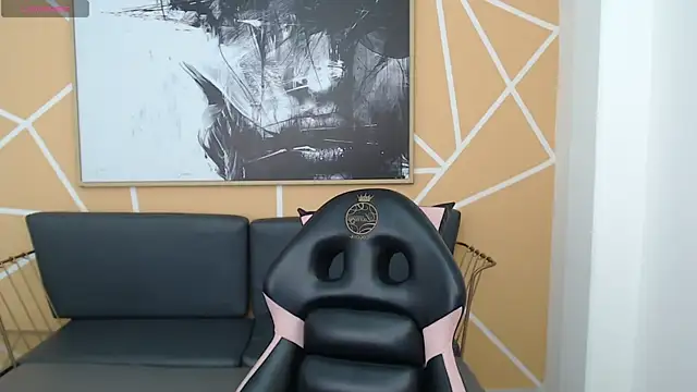 olivia russo  online show from 11/11/25, 08:03