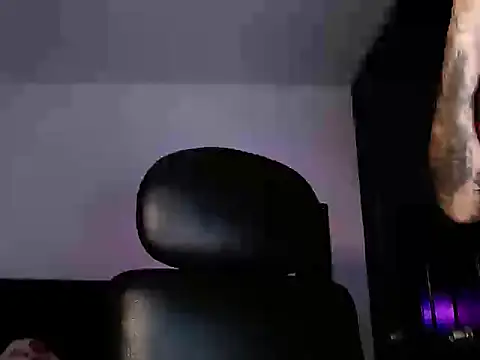 Snapshot of violetwitch05 chatting on 10/23/25, 03:49 violetwitch05 online show from 10/23/25, 03:49