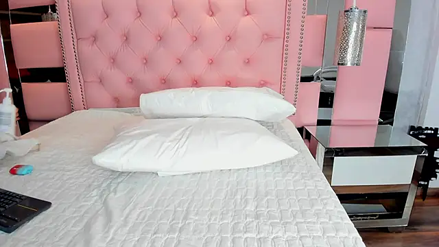 LiliCarterm online show from 11/08/25, 11:30