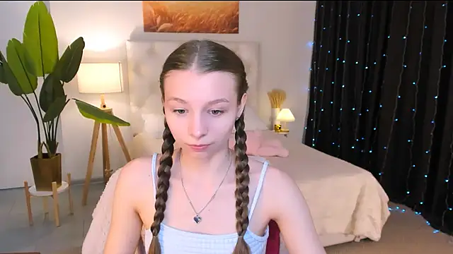 Snapshot of JulieDaniel chatting on 04/15/26, 08:20 JulieDaniel online show from 04/15/26, 08:20