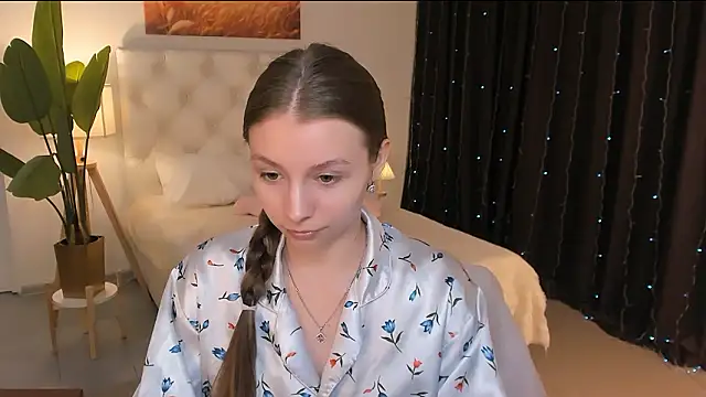 Snapshot of JulieDaniel chatting on 03/31/26, 08:38 JulieDaniel online show from 03/31/26, 08:38