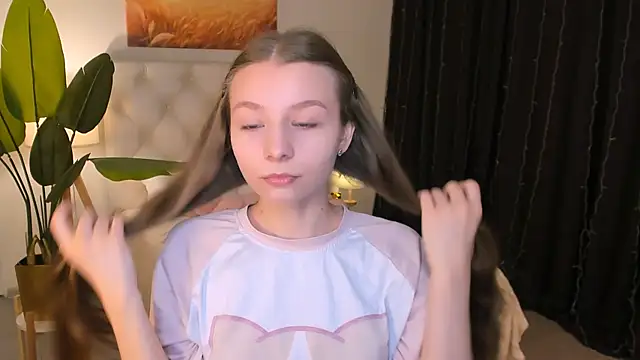 Snapshot of JulieDaniel chatting on 03/25/26, 04:23 JulieDaniel online show from 03/25/26, 04:23