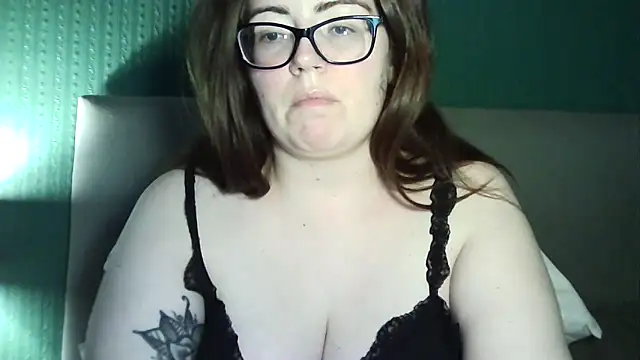 Snapshot of Curvy-BellaX chatting on 10/10/25, 08:42 Curvy-BellaX online show from 10/10/25, 08:42