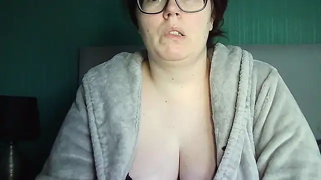 Snapshot of Curvy-BellaX chatting on 10/13/25, 09:22 Curvy-BellaX online show from 10/13/25, 09:22