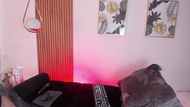 Snapshot of NicolWhite chatting on 10/04/25, 12:39 NicolWhite online show from 10/04/25, 12:39