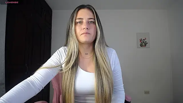 Snapshot of Veronika__Winslow_ chatting on 10/03/25, 08:27 Veronika Winslow online show from 10/03/25, 08:27