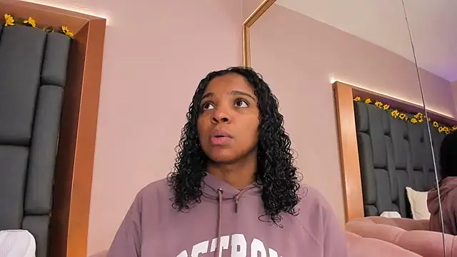 LisaMendez online show from 12/21/25, 04:03