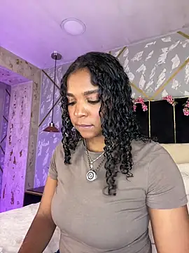 Snapshot of LisaMendez chatting on 05/13/26, 03:57 LisaMendez online show from 05/13/26, 03:57