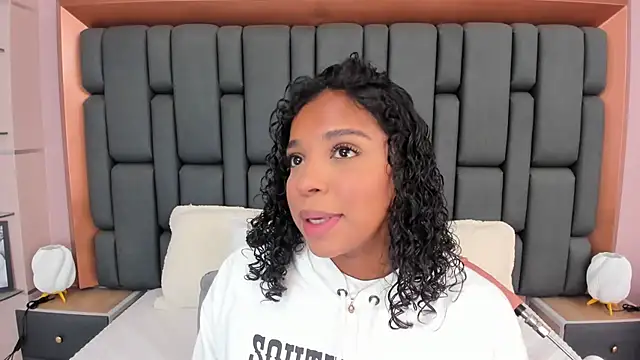 LisaMendez online show from 10/21/25, 03:50