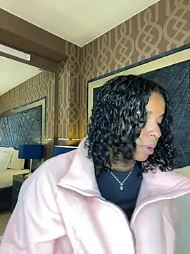 Snapshot of LisaMendez chatting on 06/19/26, 04:18 LisaMendez online show from 06/19/26, 04:18