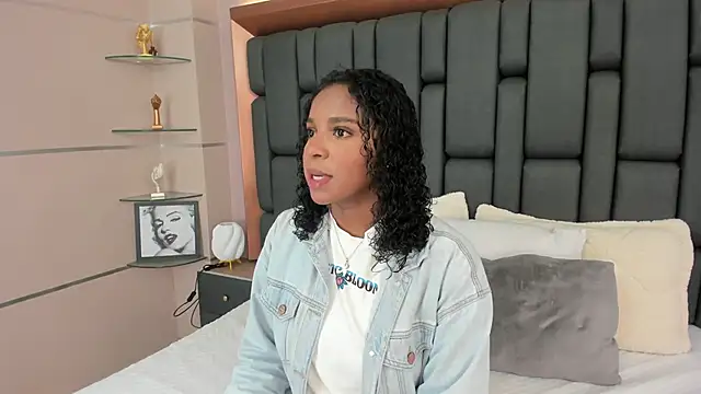 LisaMendez online show from 10/23/25, 04:11