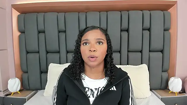 LisaMendez online show from 10/31/25, 03:58