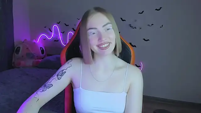 LaraKrein lk online show from 10/28/25, 06:51