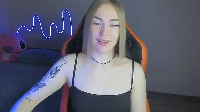 LaraKrein lk online show from 11/17/25, 04:00