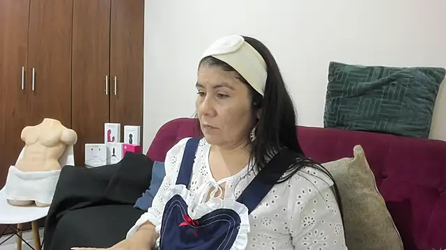 kiraGeiner online show from 12/01/25, 01:06