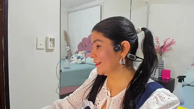 kiraGeiner online show from 03/23/26, 09:36