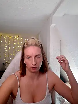 Snapshot of SexyJulia21 chatting on 02/28/25, 09:15 SexyJulia21 online show from 02/28/25, 09:15