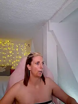 Snapshot of SexyJulia21 chatting on 02/03/25, 11:53 SexyJulia21 online show from 02/03/25, 11:53