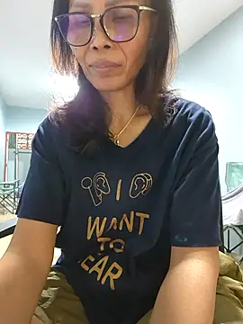 Snapshot of Mama_Eva_1 chatting on 11/21/25, 04:22 Mama Eva 1 online show from 11/21/25, 04:22