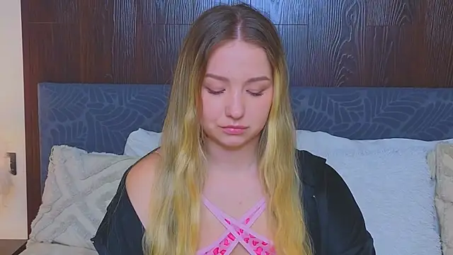 Snapshot of LeeAmy chatting on 09/19/25, 06:56 LeeAmy online show from 09/19/25, 06:56