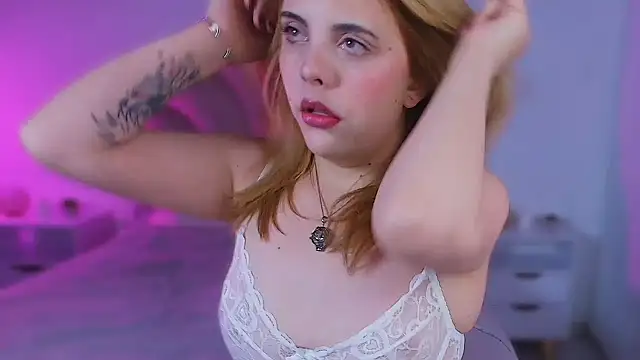 Snapshot of MiaColucci18 chatting on 02/16/26, 11:20 MiaColucci18 online show from 02/16/26, 11:20