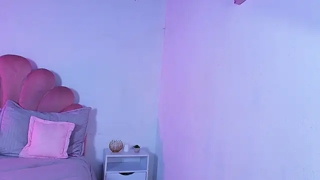 Snapshot of MiaColucci18 chatting on 01/05/26, 05:27 MiaColucci18 online show from 01/05/26, 05:27