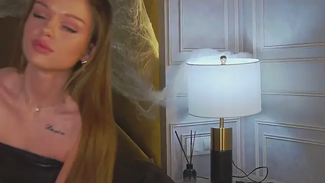 Snapshot of MarilynNova chatting on 10/31/25, 04:42 MarilynNova online show from 10/31/25, 04:42