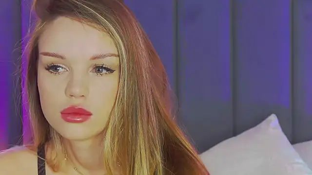 Snapshot of MarilynNova chatting on 10/18/25, 04:14 MarilynNova online show from 10/18/25, 04:14