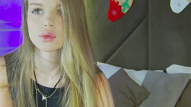 Snapshot of MarilynNova chatting on 12/14/25, 04:18 MarilynNova online show from 12/14/25, 04:18